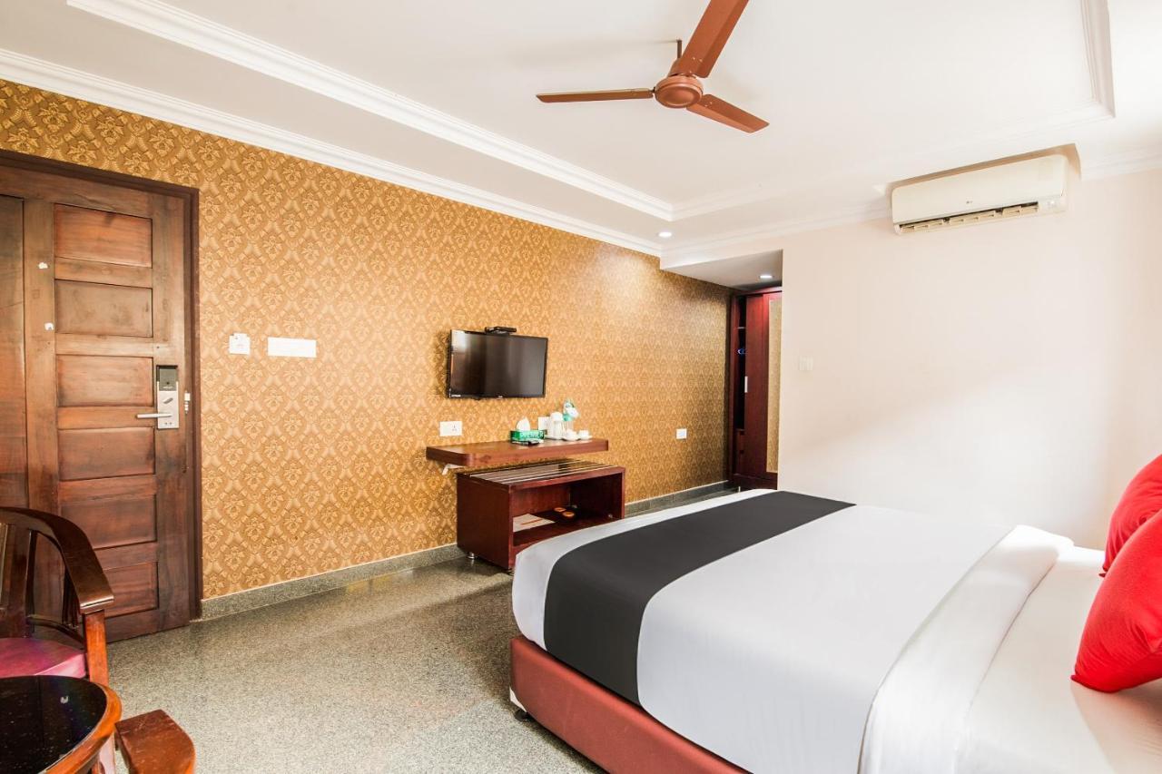 Capital O 22439 Ratna Forever Hotel Karkal Eksteriør billede